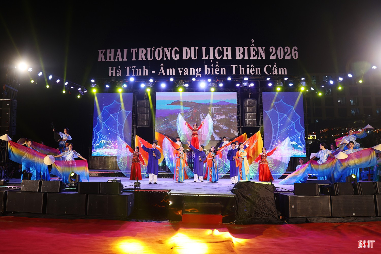 Rực rỡ khai trương du lịch biển Hà Tĩnh năm 2026