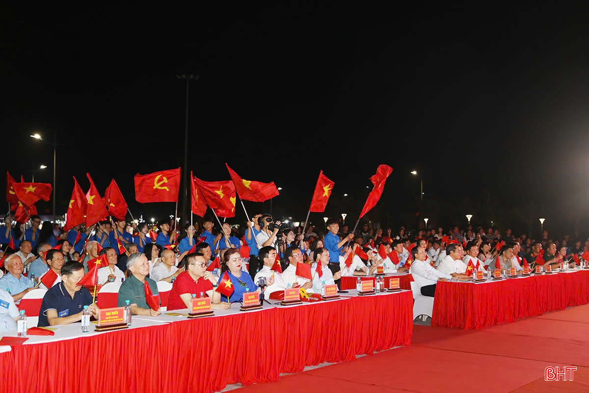 Tưng bừng khai hội du lịch biển Hà Tĩnh